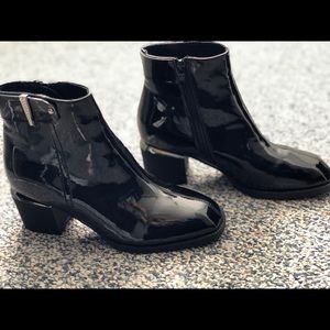 LAIKAJINDUN: black faux leather; new, never worn.